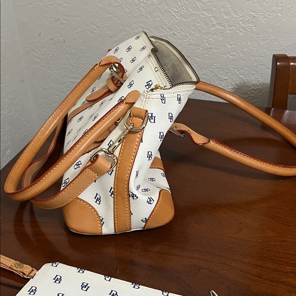 Dooney & Bourke White and Brown Logo satchel - Picture 2 of 15